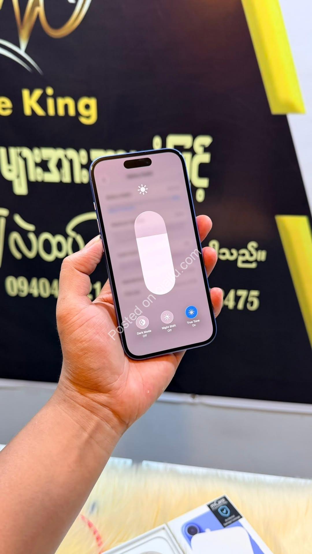 Experience Premium: iPhone 16 Ultramarine, 100% Battery