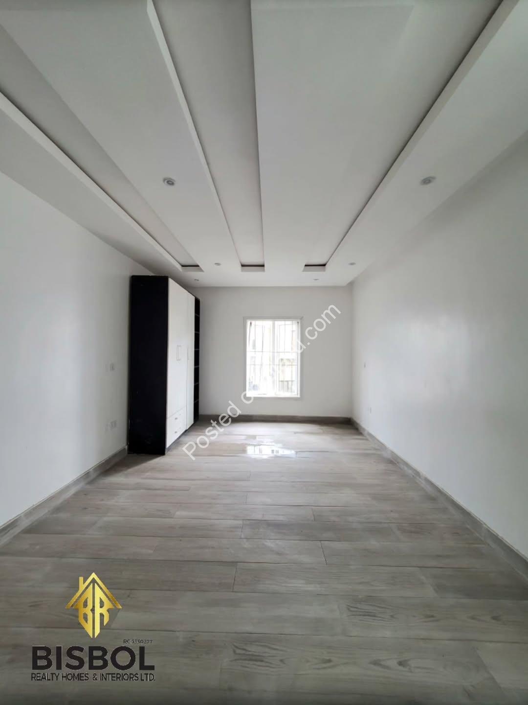 5-Bed Detached Duplex: Walk-In Ready in Chevron!