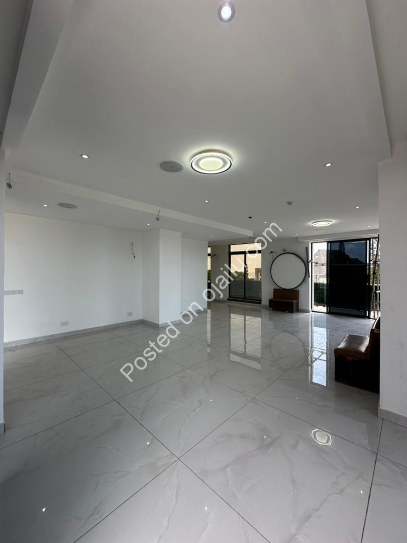 Ikoyi Elegance: Elevator, Cinema & Pool