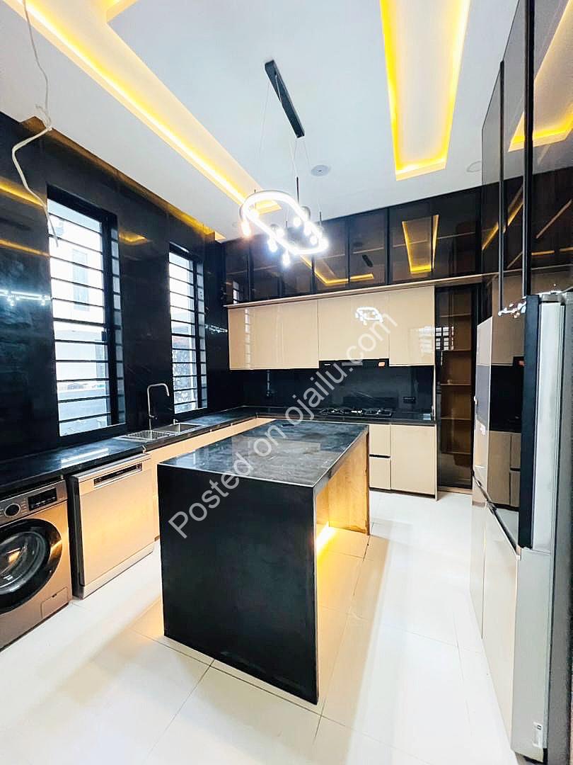 Stunning 5-Bed Duplex with Pool & Rooftop View