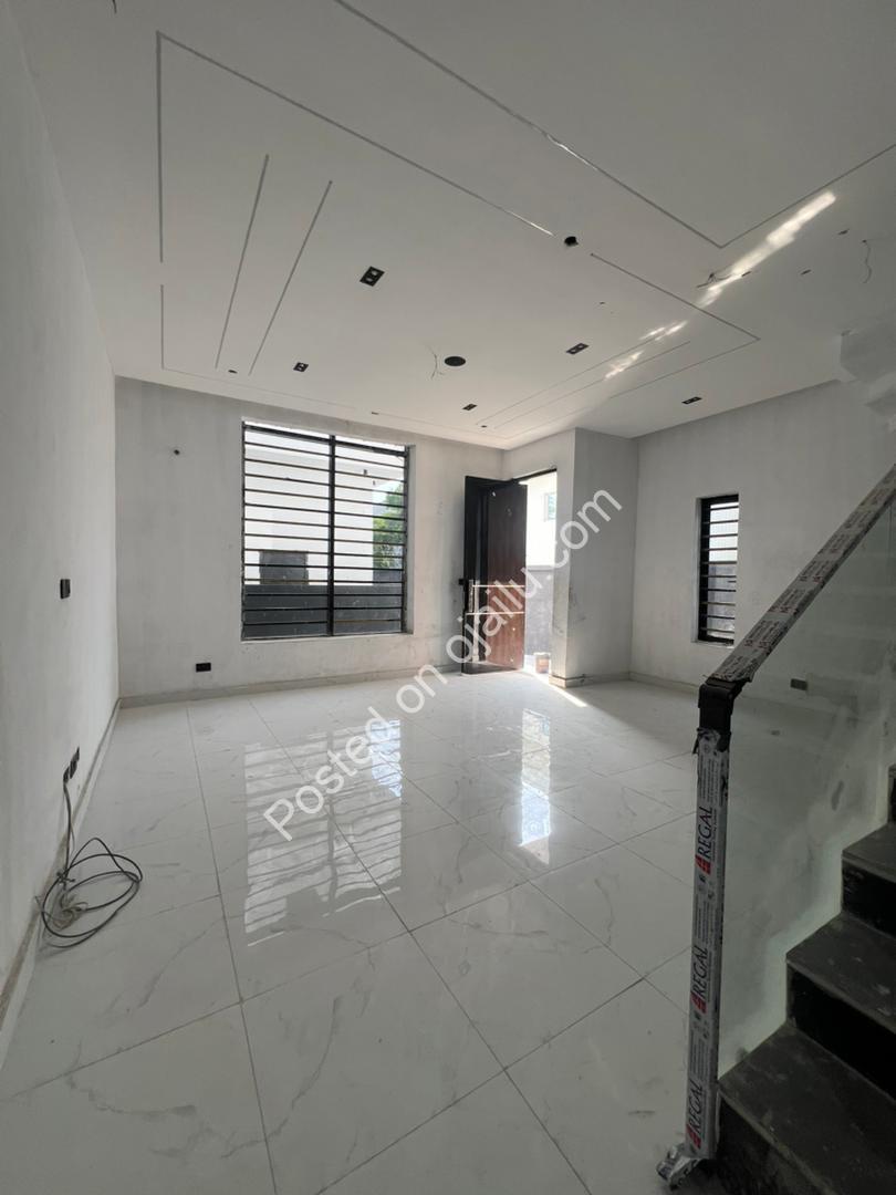 Opulent 4-Bed Duplex: Ensuites & Walk-ins