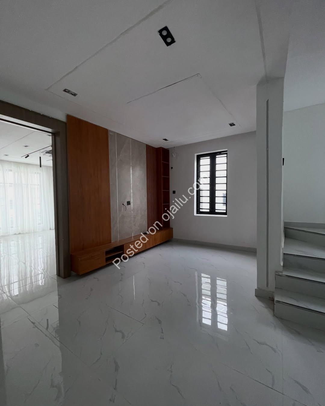 Secure 5-Bedroom Duplex: Move-In Ready in VGC