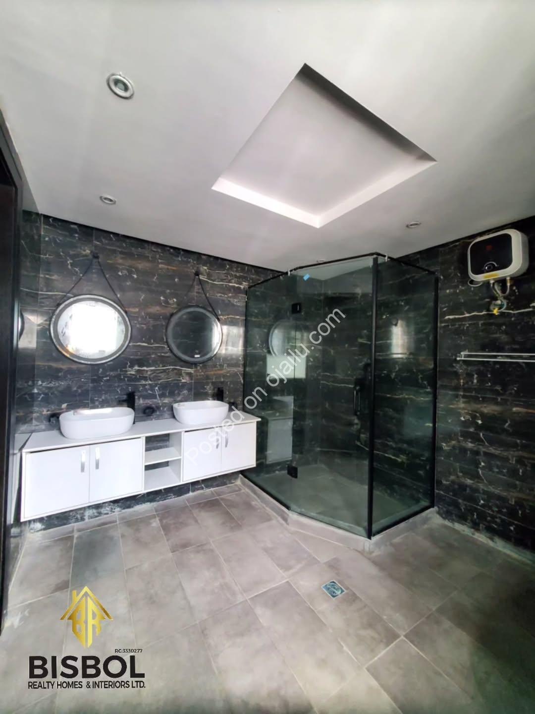 5-Bed Detached Duplex: Walk-In Ready in Chevron!