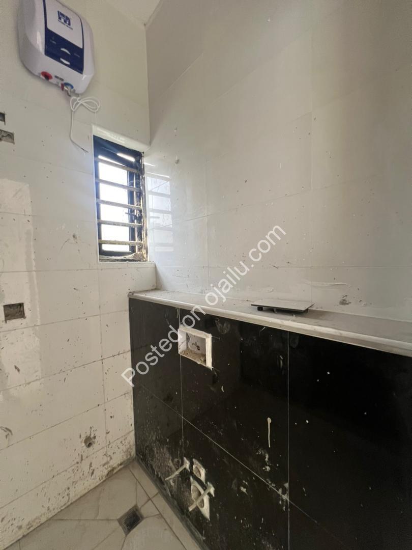 Opulent 4-Bed Duplex: Ensuites & Walk-ins