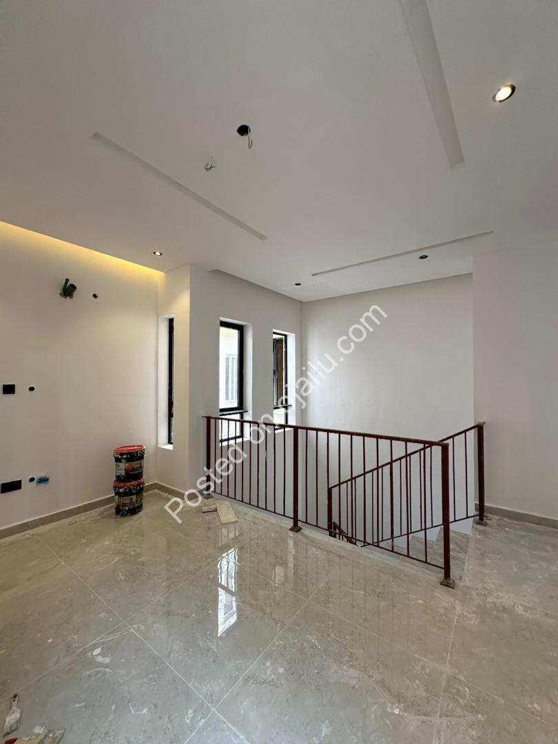5-Bed Estate Living with Pool & Rooftop Lounge