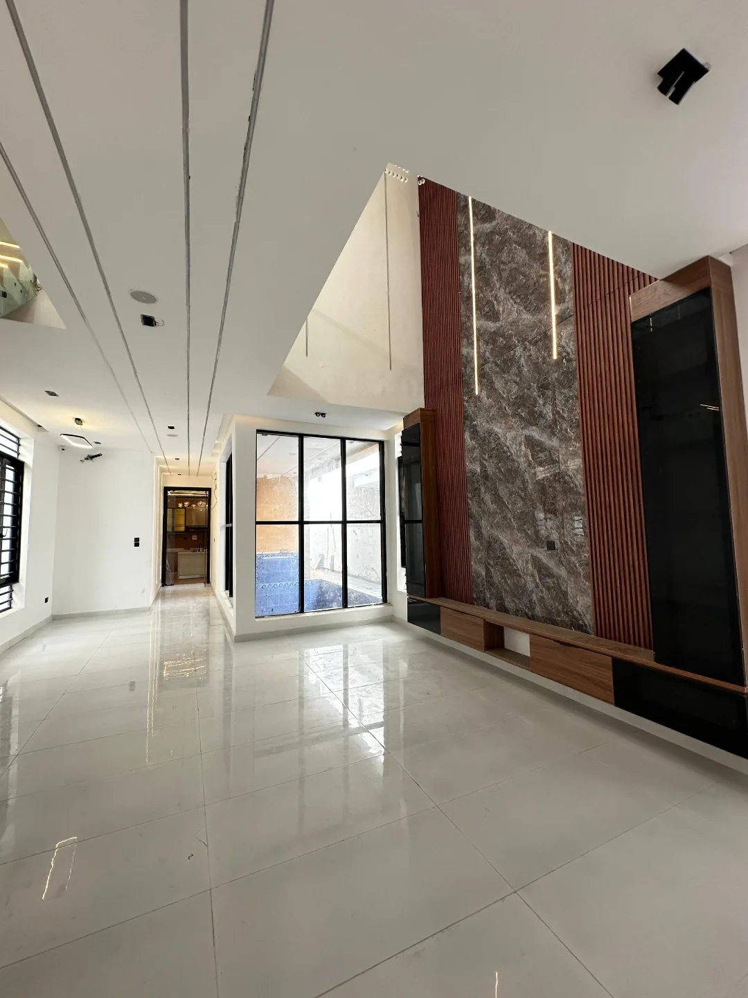 Smart Living Meets Sophistication: Lake-Ready 5-Bed Duplex