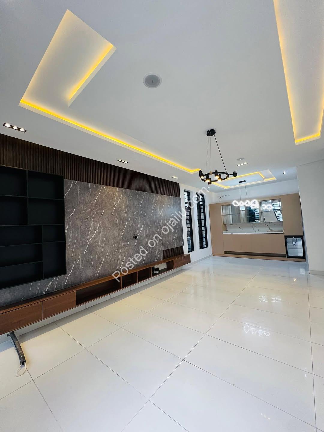 Ikota’s Ultimate: 5-Bed Ensuite Haven with Penthouse & Pool