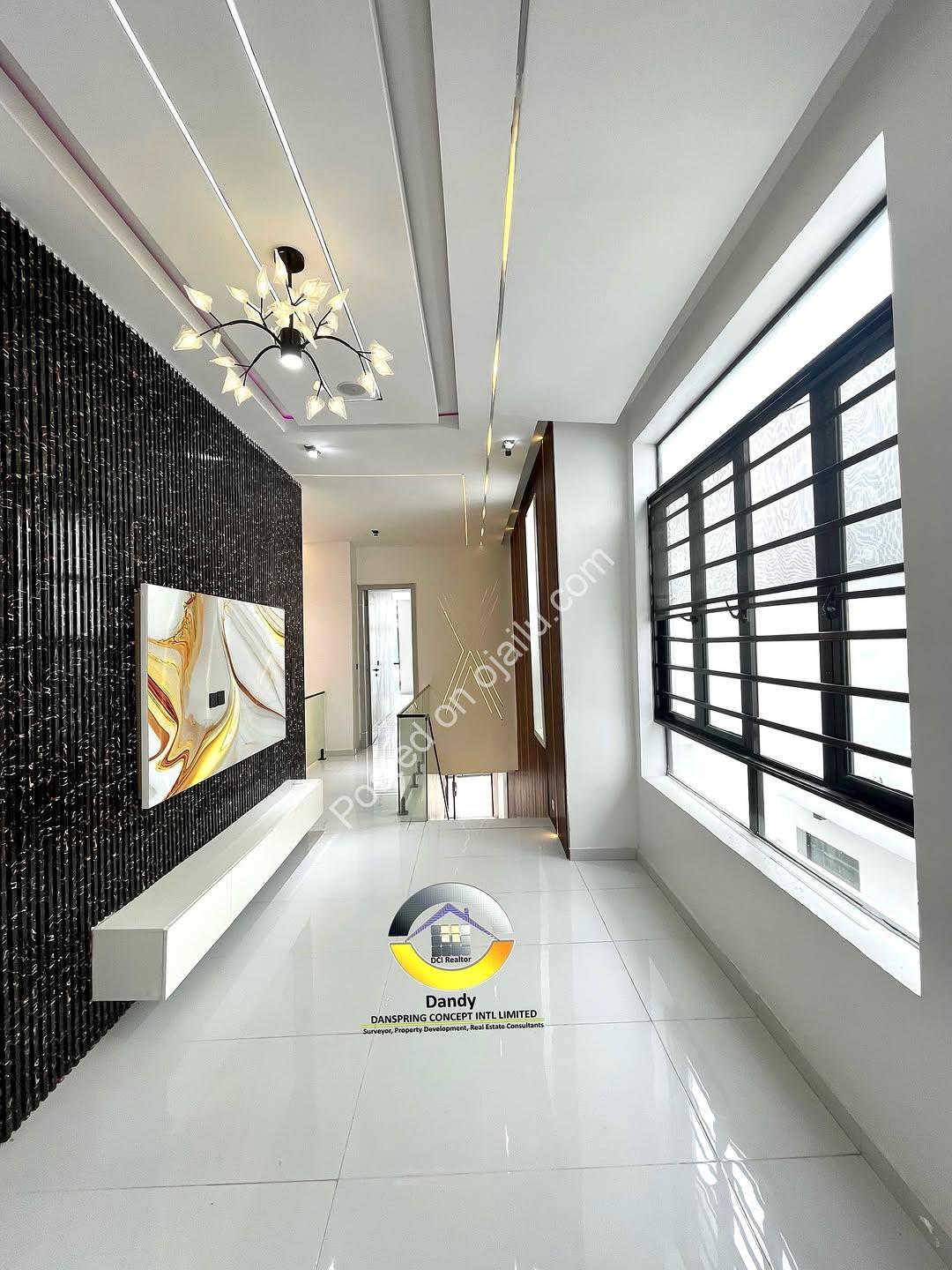 Ensuite Oasis: 5-Bed Detached Duplex with Pool