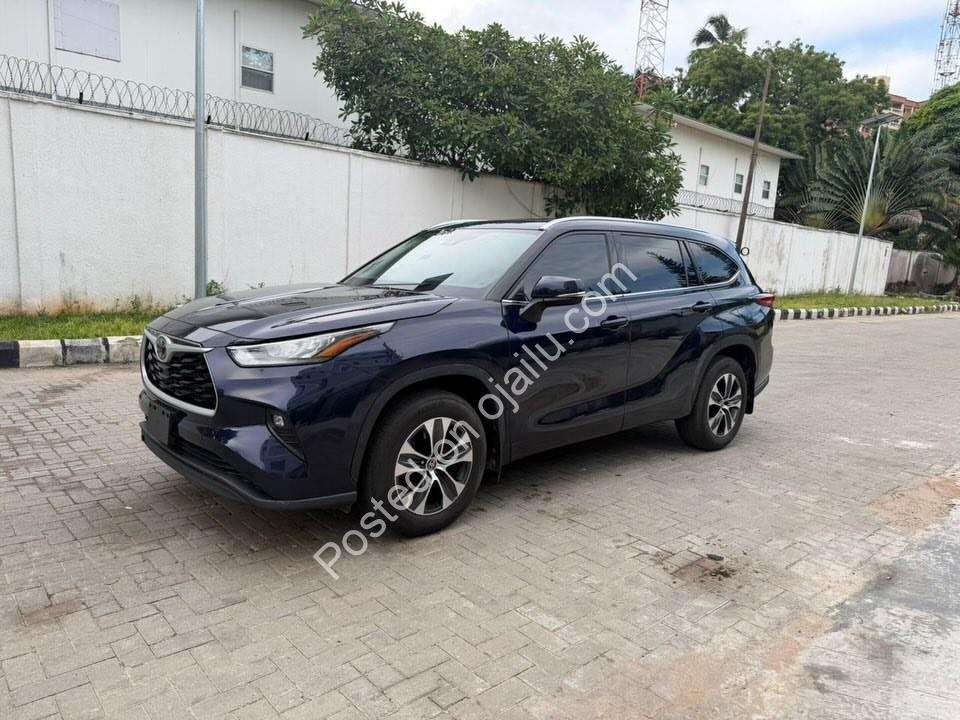 2020 Toyota Highlander XLE: AWD Luxury, 7-Seats & Loaded!