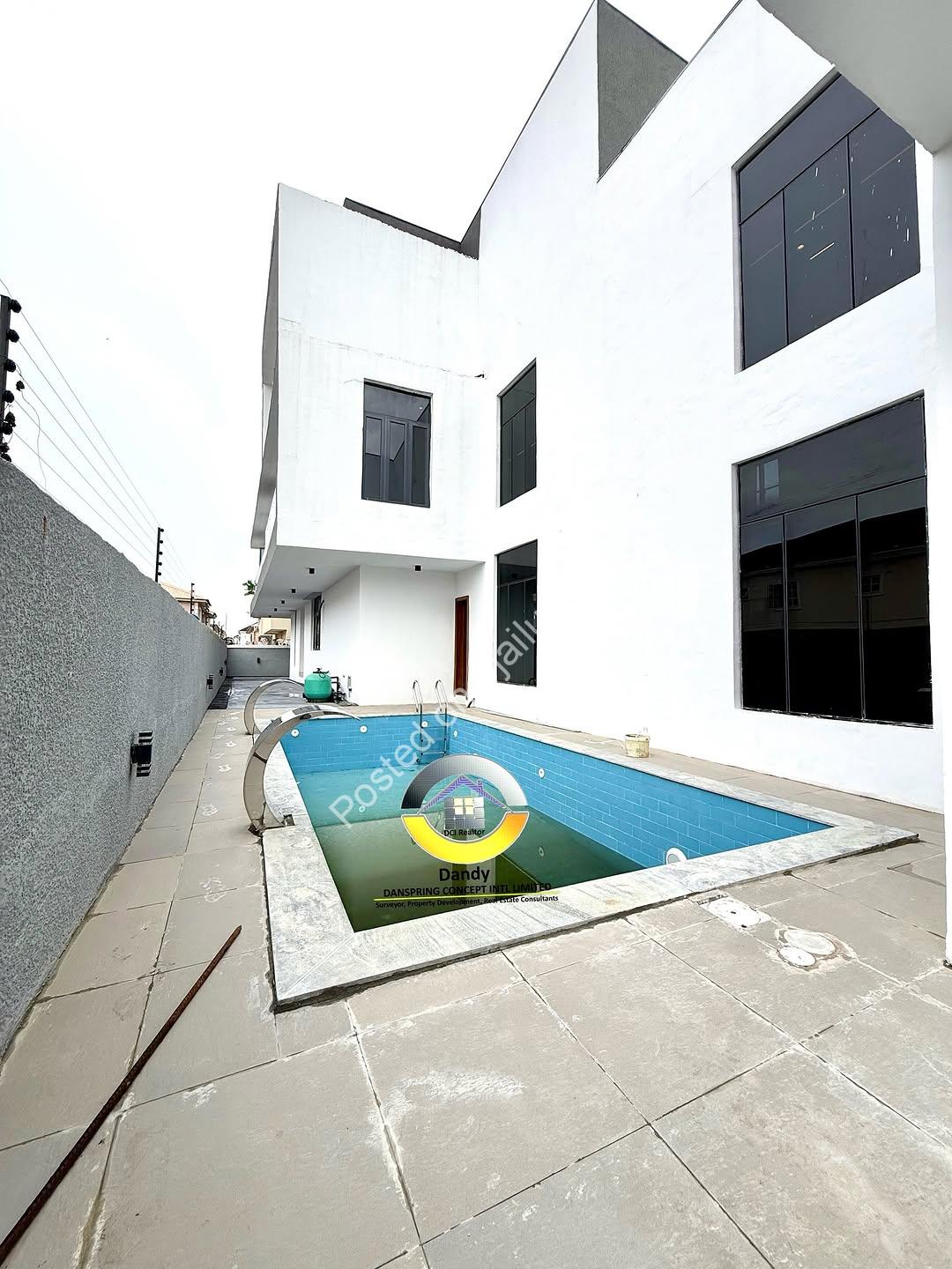 5-Bed Smart Duplex: Pool, Elevator & Cinema in VGC!