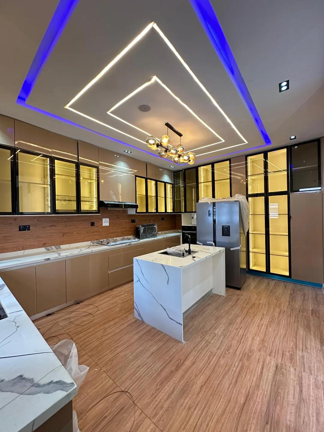 Smart Living Meets Sophistication: Lake-Ready 5-Bed Duplex