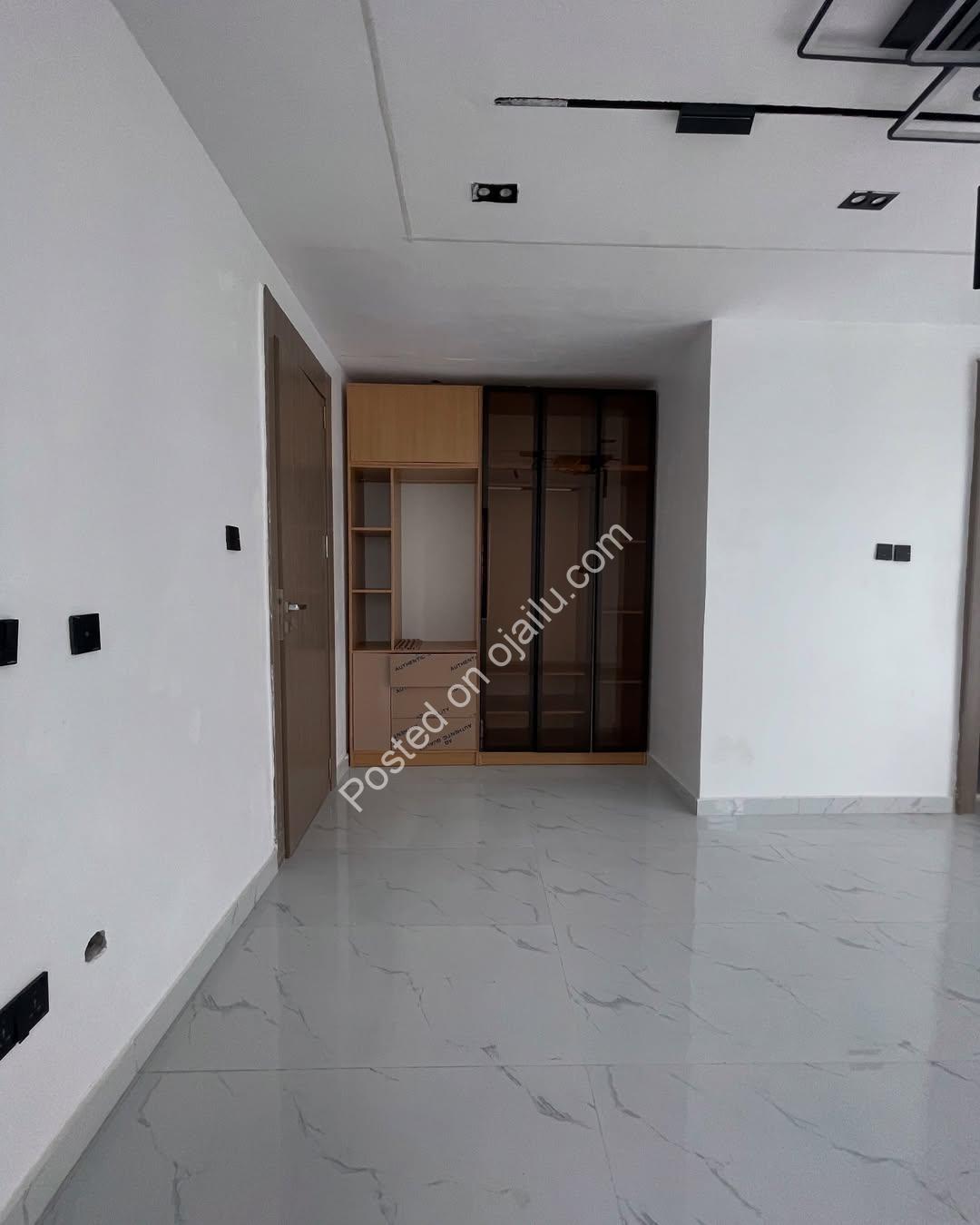 Secure 5-Bedroom Duplex: Move-In Ready in VGC
