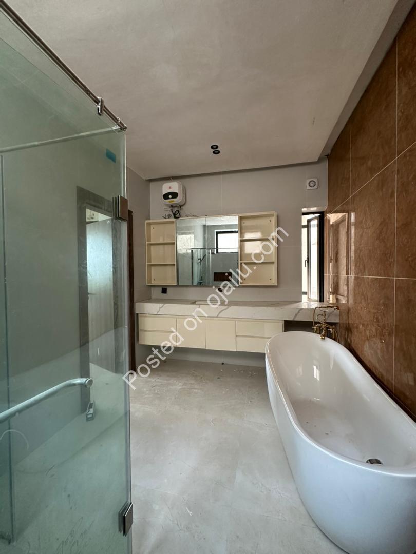 5-Bed Estate Living with Pool & Rooftop Lounge