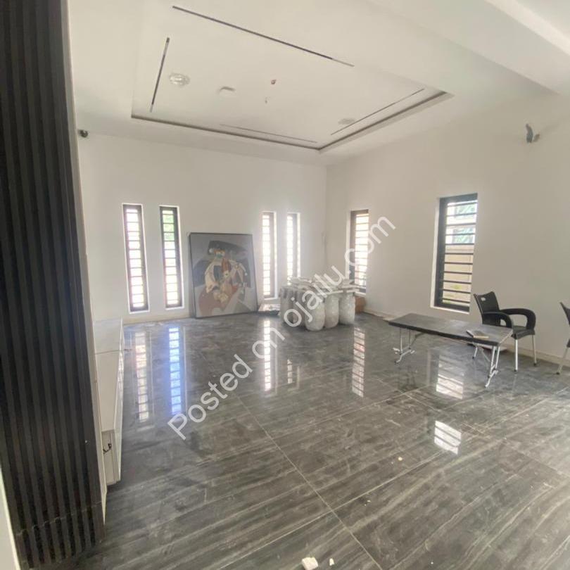 Ikoyi’s Pinnacle: Brand New 5-Bed with Pool & Gym