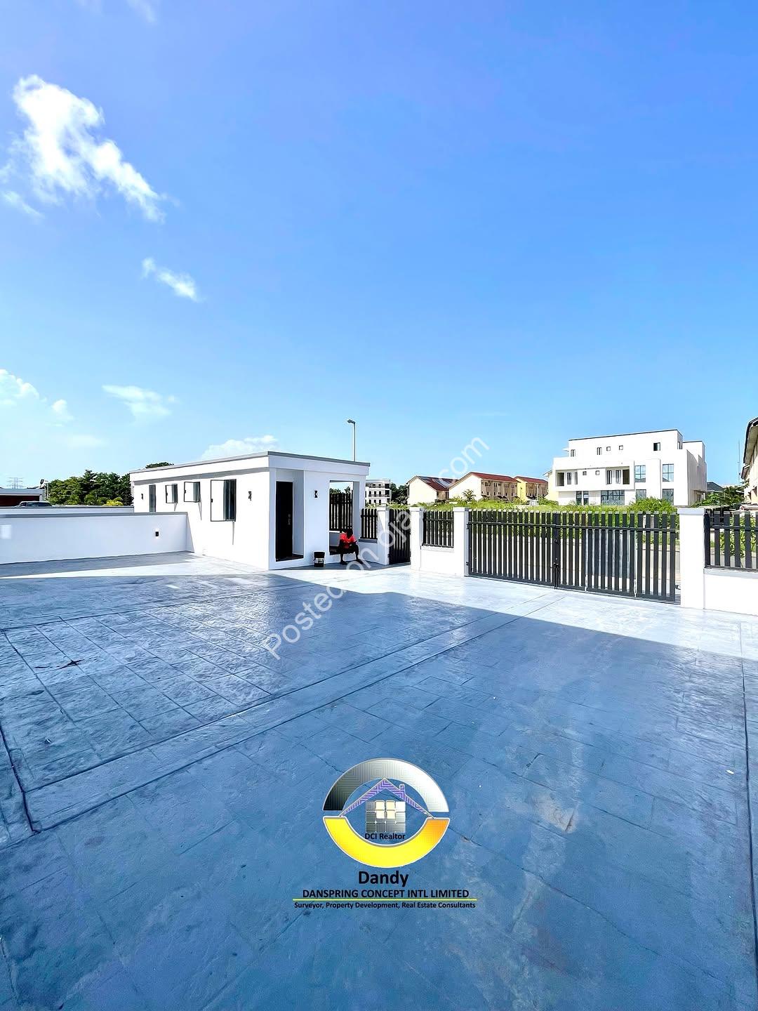 Your Dream Oasis Awaits: Modern 4-Bed Duplex with Pool
