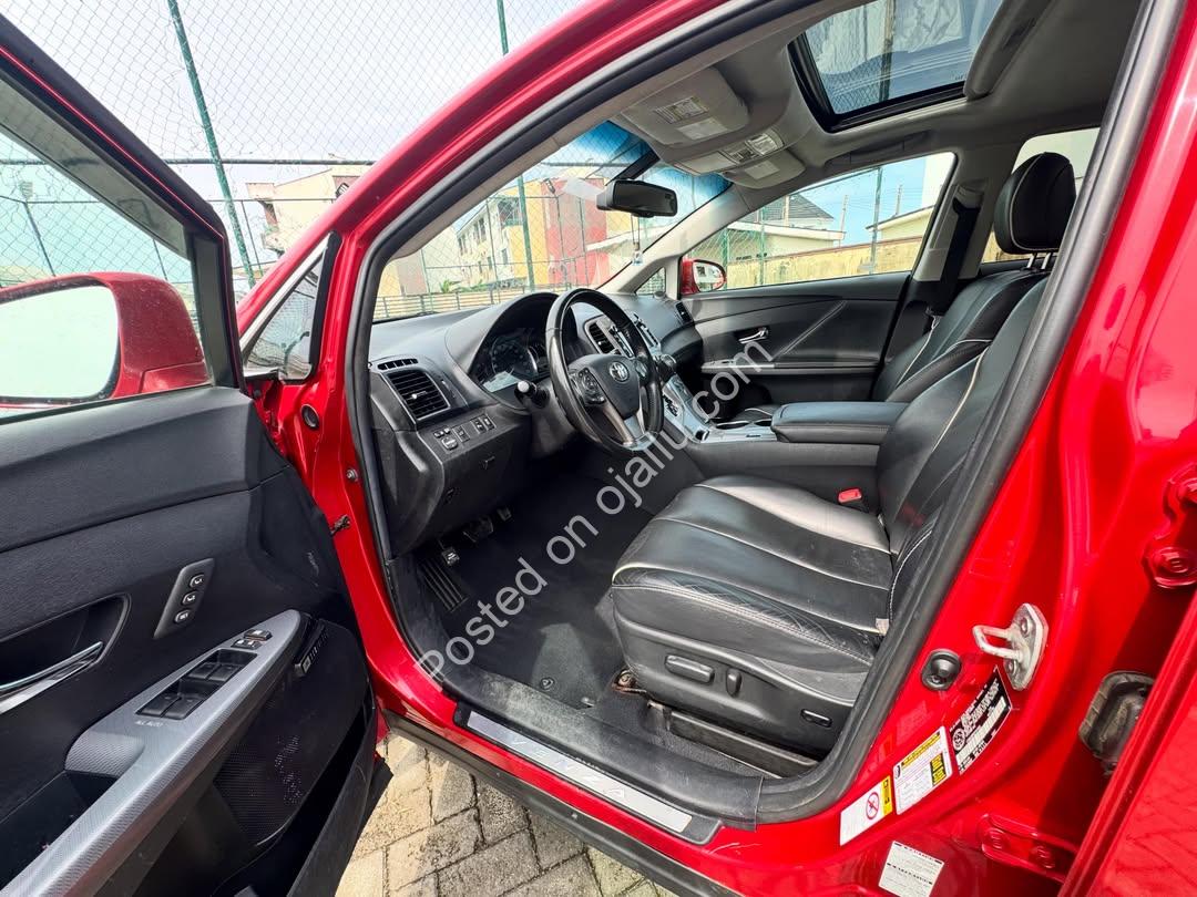 2014 Toyota VENZA Limited – Premium Panoramic Cruiser
