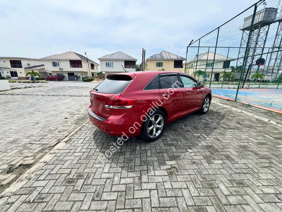 2014 Toyota VENZA Limited – Premium Panoramic Cruiser