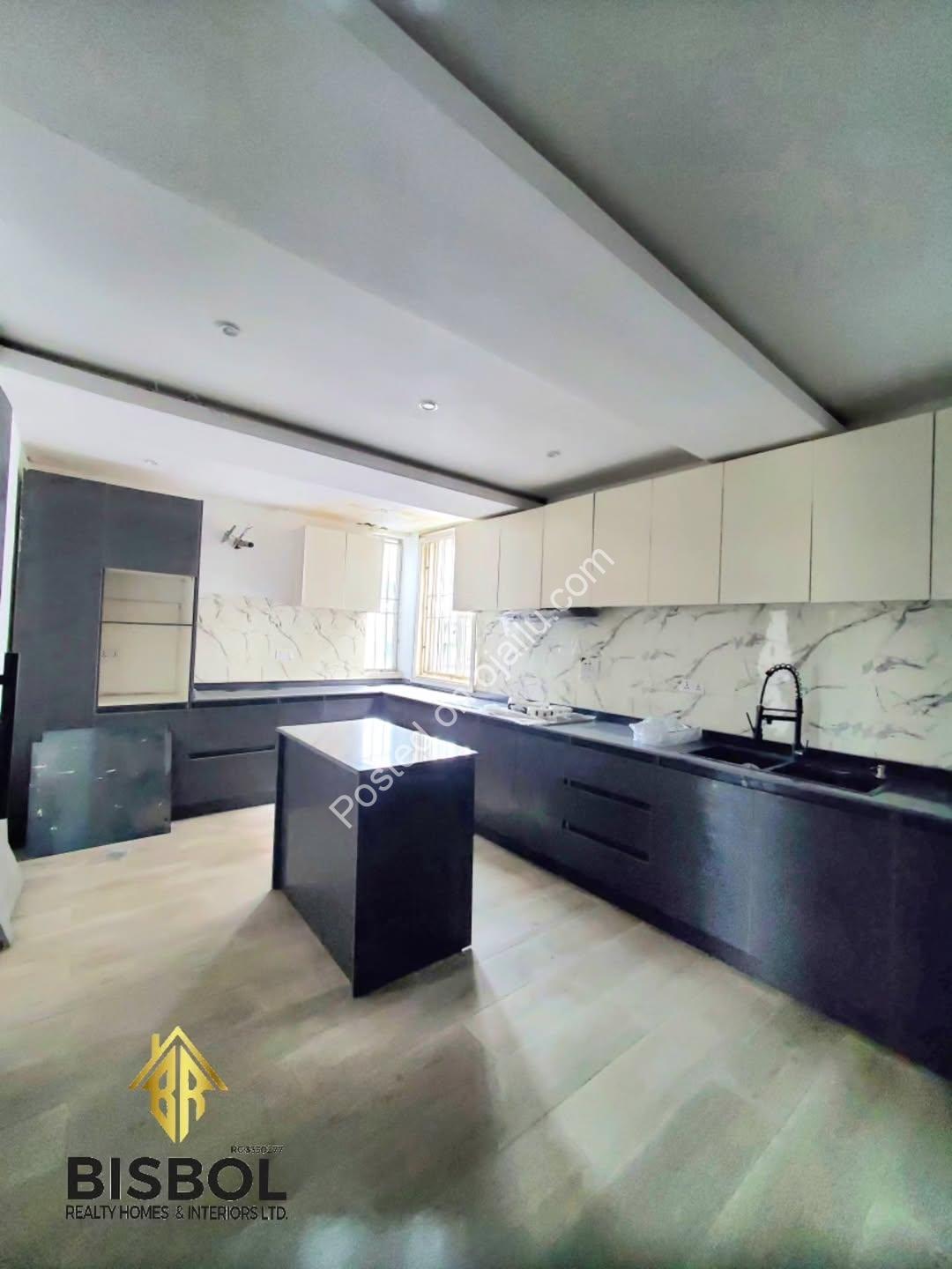 5-Bed Detached Duplex: Walk-In Ready in Chevron!