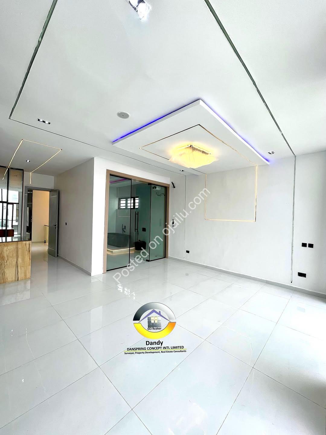 Ensuite Oasis: 5-Bed Detached Duplex with Pool