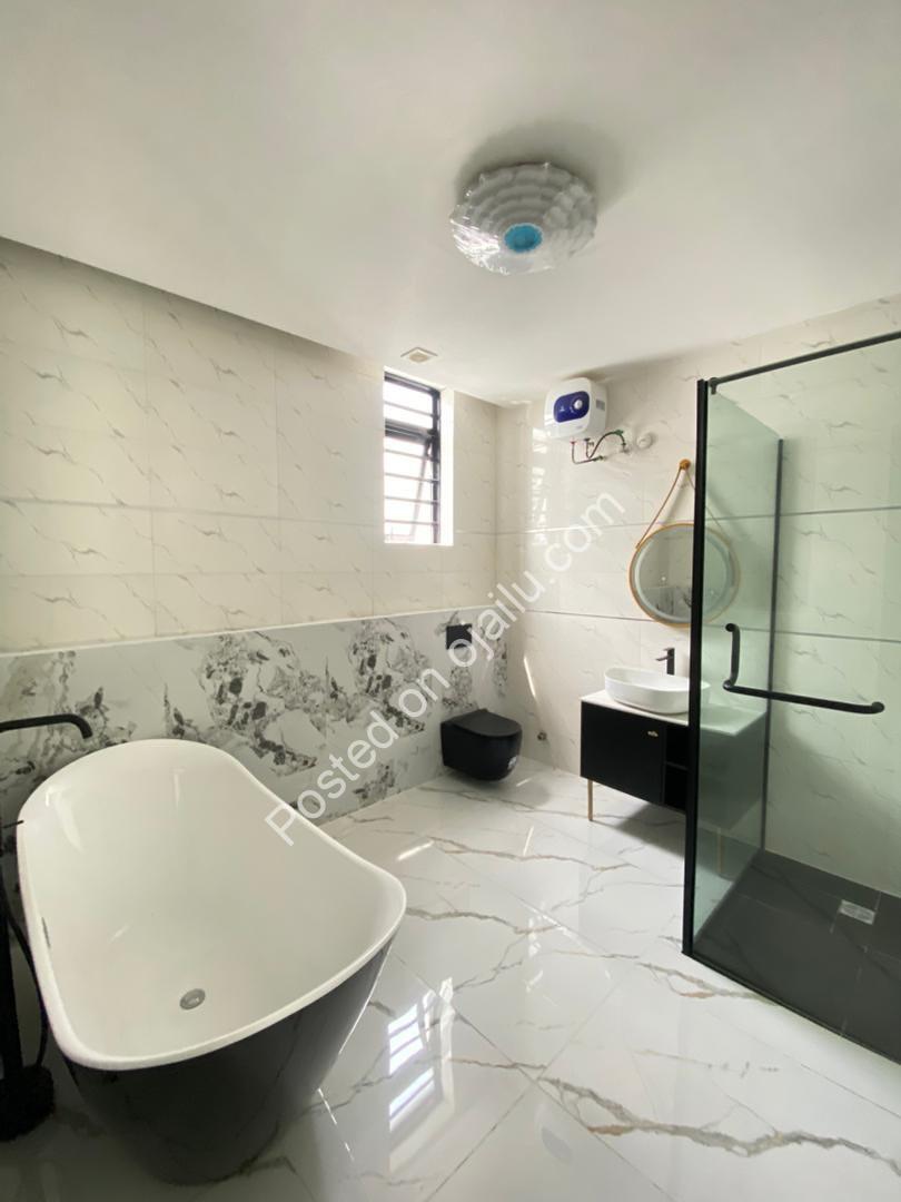 5-Bed Duplex in Lekki Phase 1: Ensuites, Pool & C of O.