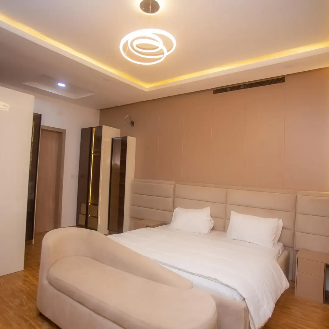 Your Dream Home Awaits: 3BR Bungalow + Gym & Pool