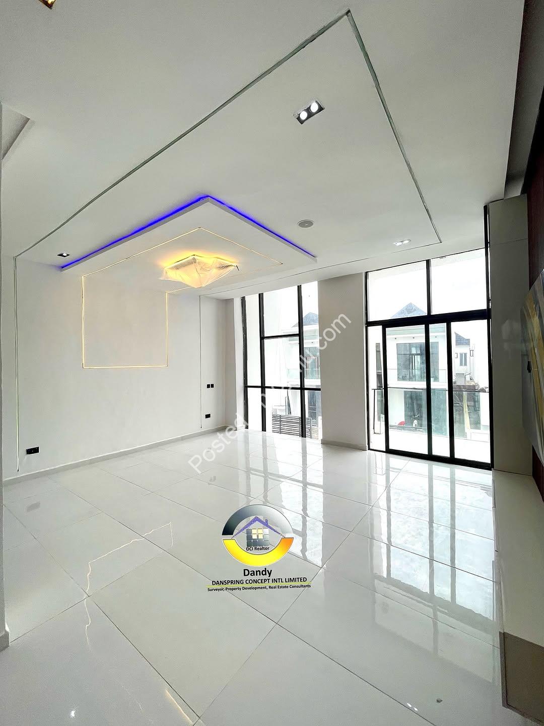 Ensuite Oasis: 5-Bed Detached Duplex with Pool
