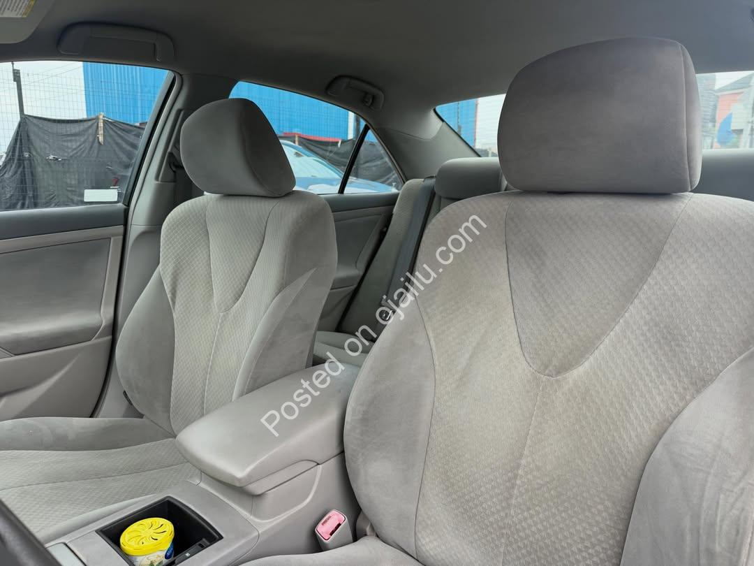 2008 Toyota Camry LE: Accident-Free, Key Start & Pristine!