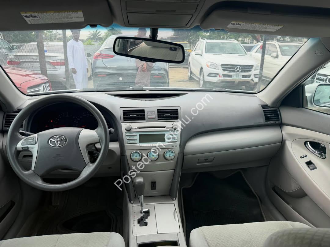 2008 Toyota Camry LE: Accident-Free, Key Start & Pristine!