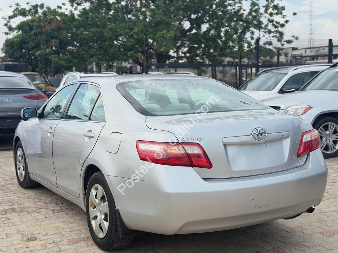2008 Toyota Camry LE: Accident-Free, Key Start & Pristine!