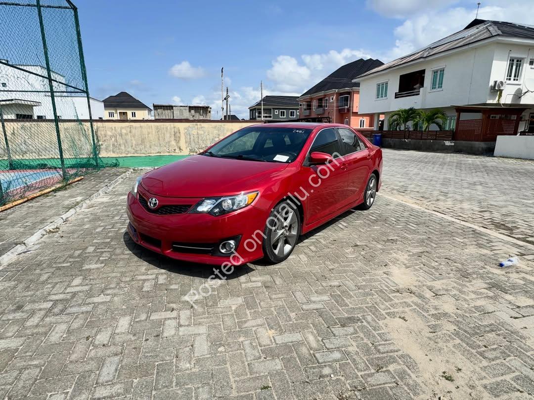 2013 Camry SE: Sunroof, Heated/Ventilated Seats & Key Start – N13M