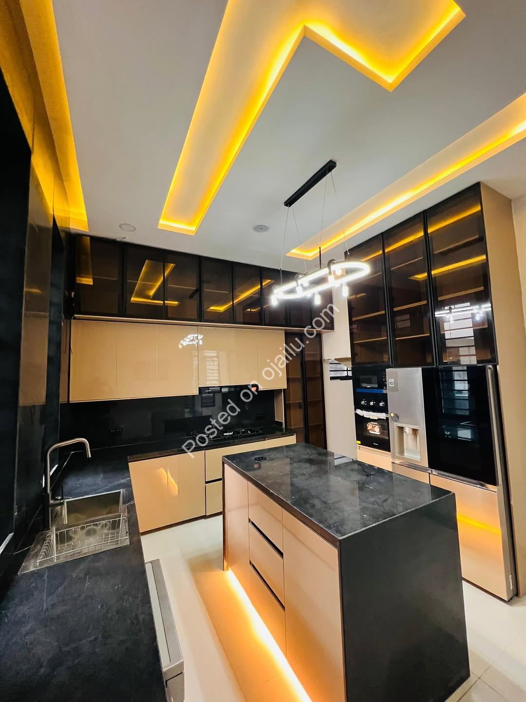 Ikota’s Ultimate: 5-Bed Ensuite Haven with Penthouse & Pool