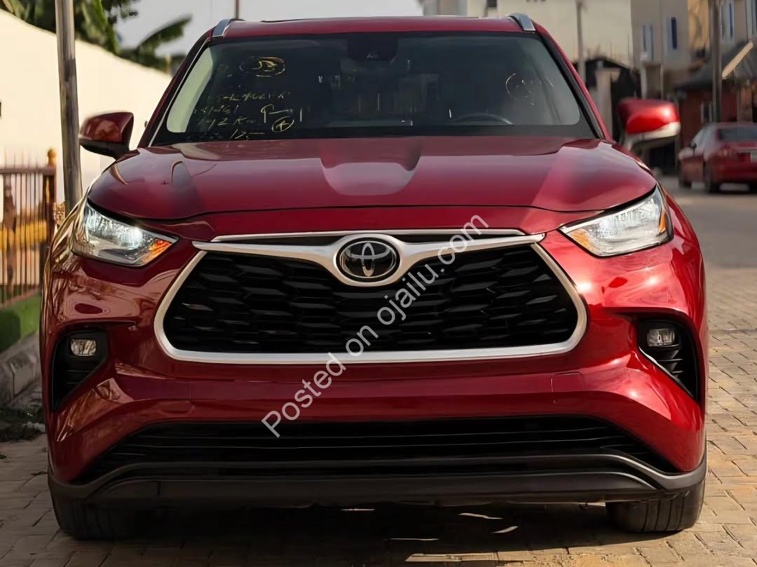 Super Clean 2020 Toyota Highlander XLE – Drive Today, Pay in 3 Years!
