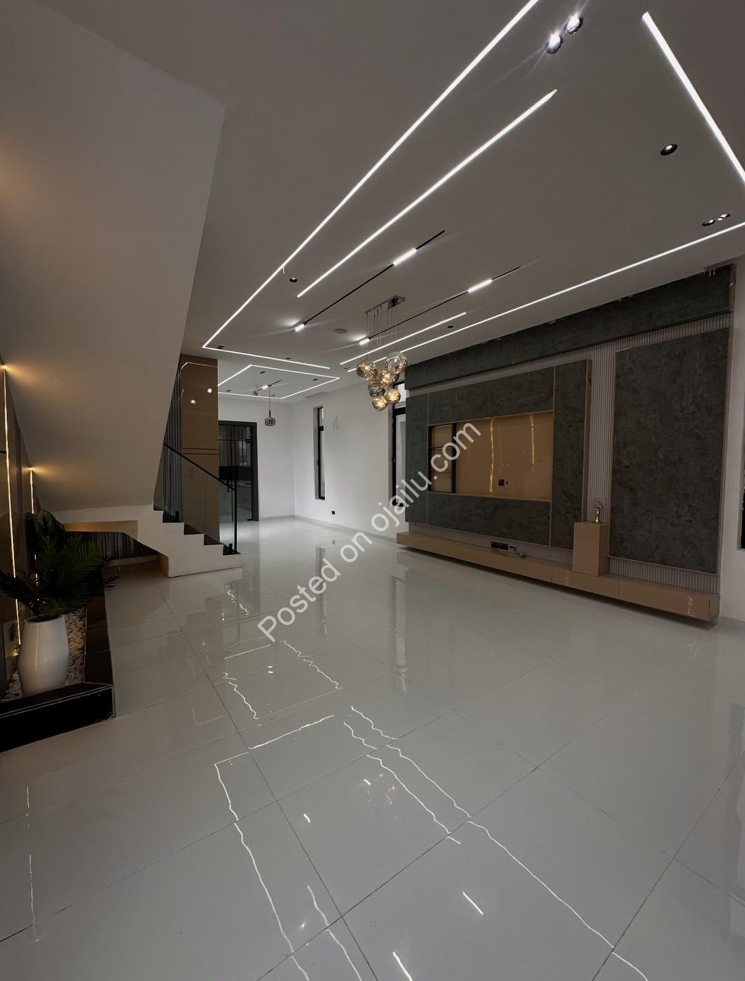 Ajah Showstopper: 5-Bed Pool & Gym Haven