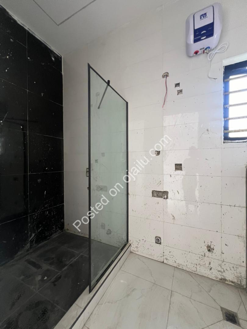 Opulent 4-Bed Duplex: Ensuites & Walk-ins