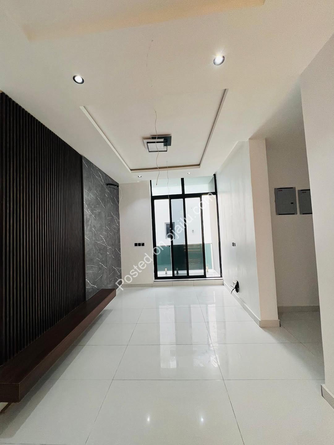 Ikota’s Ultimate: 5-Bed Ensuite Haven with Penthouse & Pool
