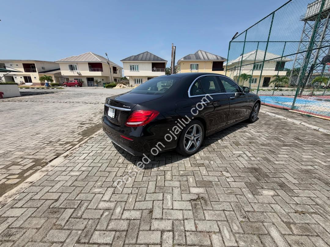 2016 Mercedes E300: Luxe, Push-Start, Sunroof