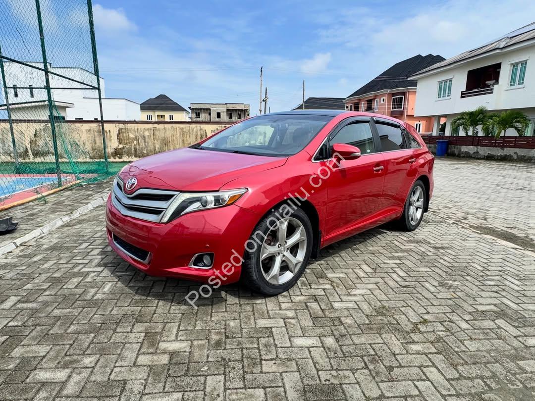 2014 Toyota VENZA Limited – Premium Panoramic Cruiser