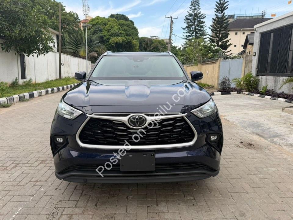 2020 Toyota Highlander XLE: AWD Luxury, 7-Seats & Loaded!