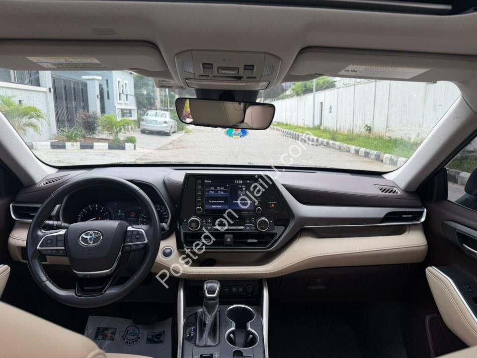 2020 Toyota Highlander XLE: AWD Luxury, 7-Seats & Loaded!