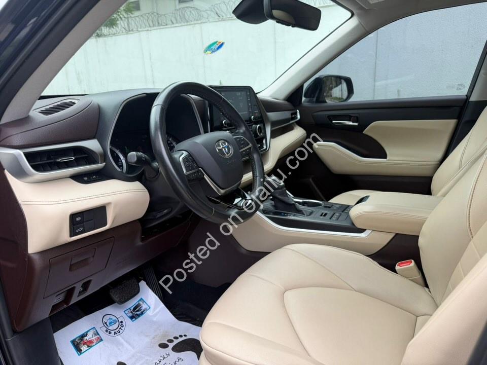 2020 Toyota Highlander XLE: AWD Luxury, 7-Seats & Loaded!