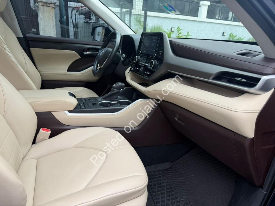 2020 Toyota Highlander XLE: AWD Luxury, 7-Seats & Loaded!