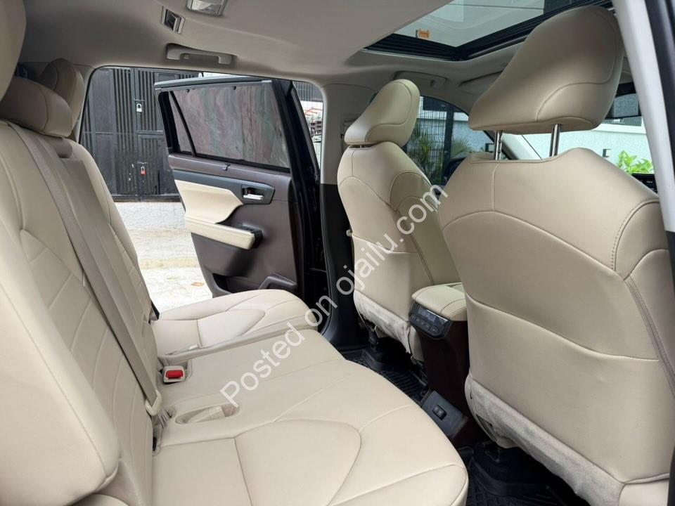 2020 Toyota Highlander XLE: AWD Luxury, 7-Seats & Loaded!