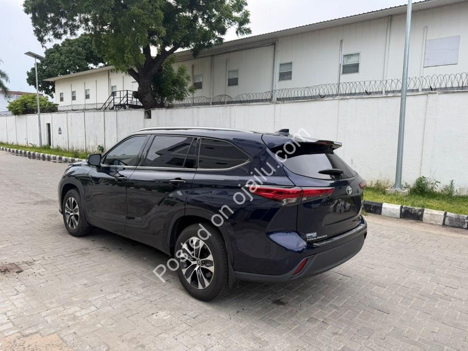 2020 Toyota Highlander XLE: AWD Luxury, 7-Seats & Loaded!