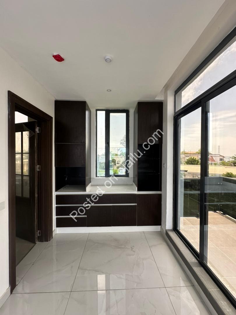 Ikoyi Elegance: Elevator, Cinema & Pool