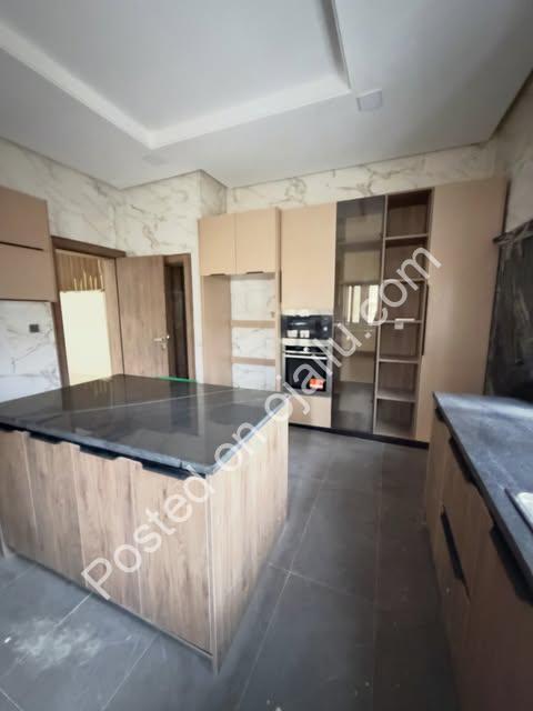En-suite 4BR Terrace in Prime Guzape | 700M