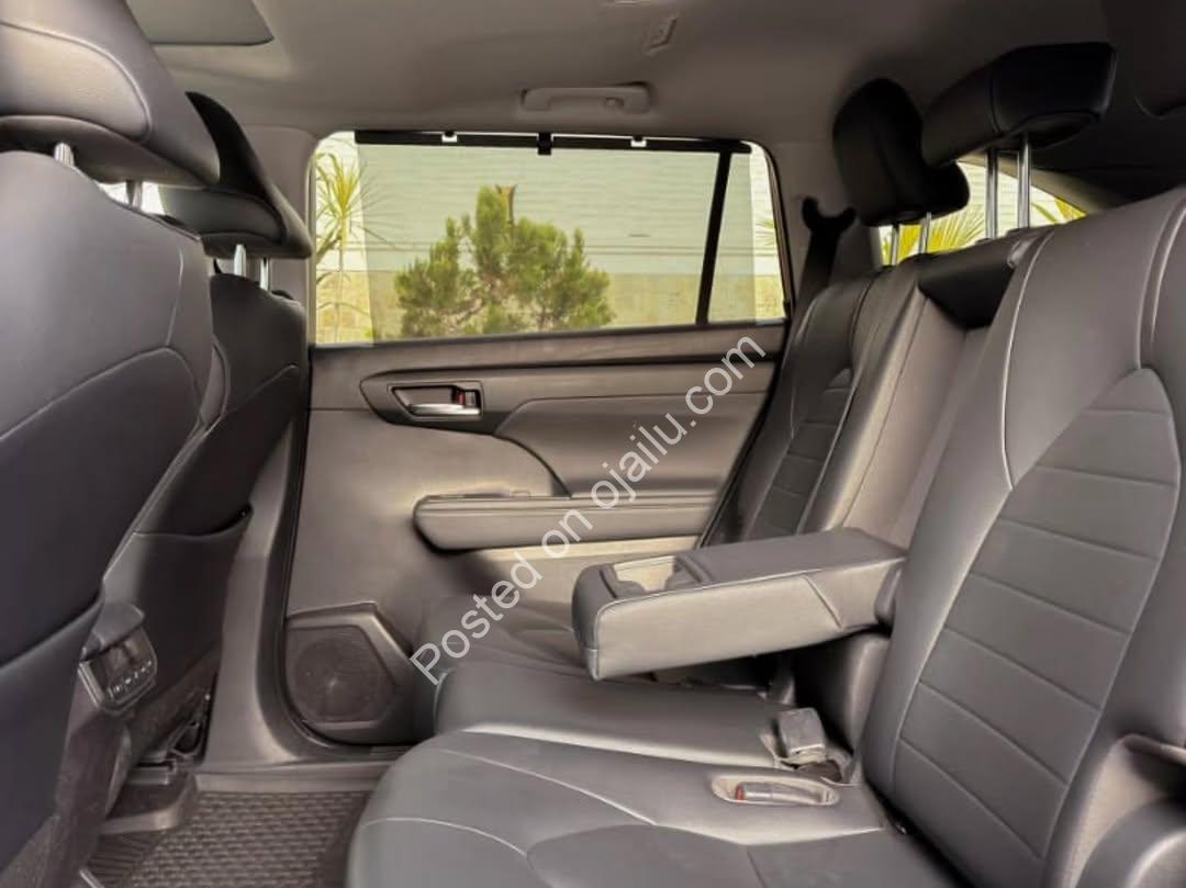 Super Clean 2020 Toyota Highlander XLE – Drive Today, Pay in 3 Years!