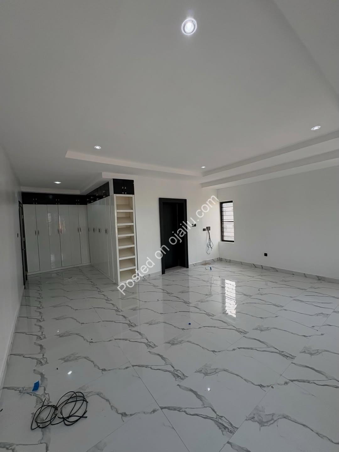 New Haven’s Finest: 5BR Triplex with Full Ensuites
