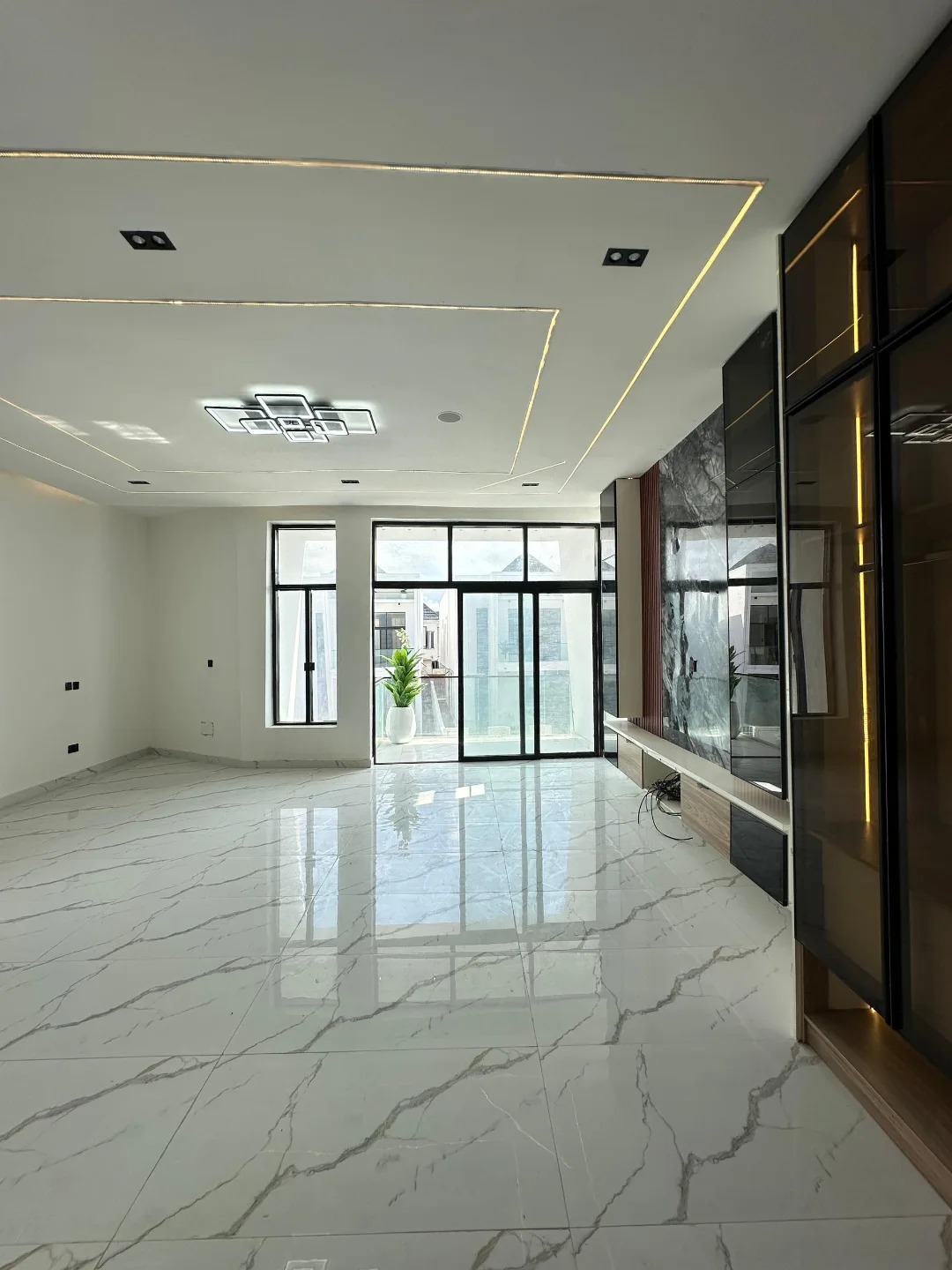 Smart Living Meets Sophistication: Lake-Ready 5-Bed Duplex