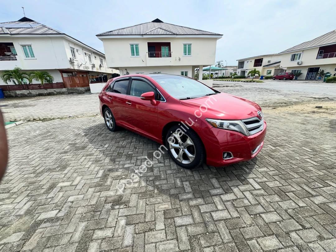 2014 Toyota VENZA Limited – Premium Panoramic Cruiser