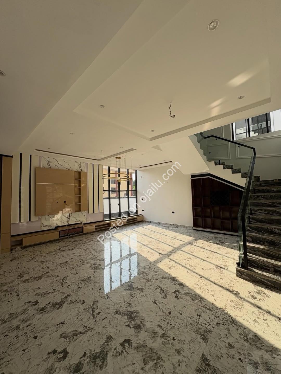 New Haven’s Finest: 5BR Triplex with Full Ensuites